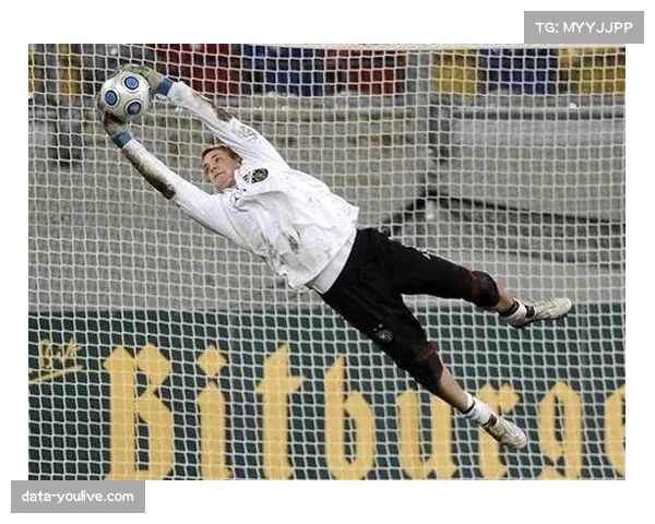 诺伊尔神扑救主,比赛中多次冲出禁区完成关键解围 诺伊尔神扑救主,比赛中多次冲出禁区完成关键解围